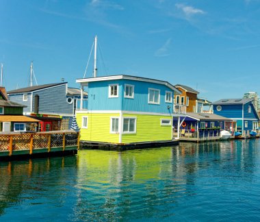 VICTORIA, BRITISH COLUMBIA - 2 Mayıs 2023: Balıkçı Rıhtımı çalışan balıkçı tekneleri, eğlence tekneleri, yüzen evler ve taze balık ve deniz ürünleri servis eden büfeleri ile benzersiz bir varış noktasıdır.