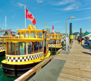 VICTORIA, BRITISH COLUMBIA - 2 Mayıs 2023: Balıkçı Rıhtımı çalışan balıkçı tekneleri, eğlence tekneleri, yüzen evler ve taze balık ve deniz ürünleri servis eden büfeleri ile benzersiz bir varış noktasıdır.