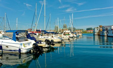 VICTORIA, BRITISH COLUMBIA - 2 Mayıs 2023: Fishermans Wharf, çalışan balıkçı tekneleri, eğlence tekneleri, yüzen evler ve taze balık ve deniz ürünleri servis eden büfeleri ile benzersiz bir duraktır.
