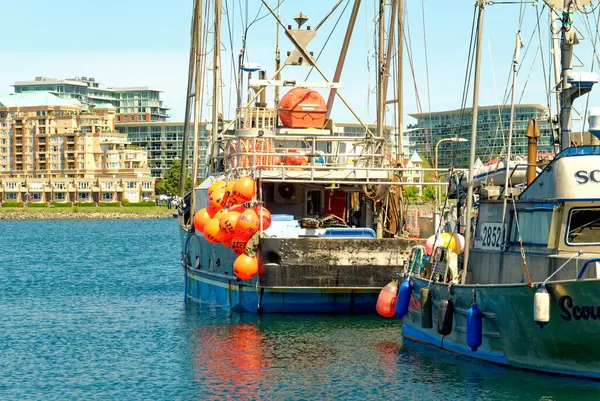 Victoria ブリティッシュ コロンビア州 2023年5月2日 フィッシャーマンズウォーフは 新鮮な魚や魚介類を提供するワーキング漁船 遊覧船 フロートホーム キオスクがあるユニークな目的地です — ストック写真