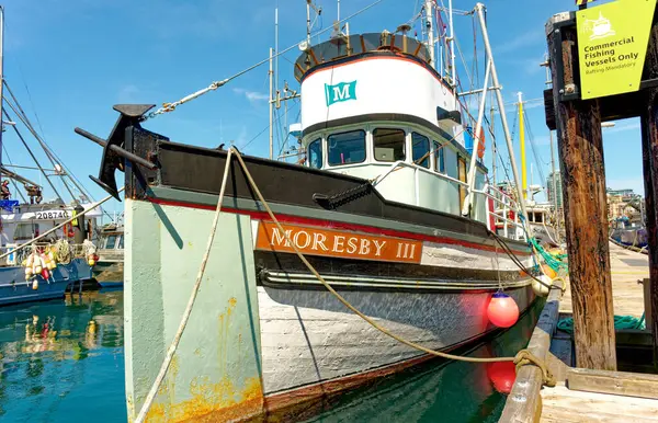 Victoria ブリティッシュ コロンビア州 2023年5月2日 フィッシャーマンズウォーフは 新鮮な魚や魚介類を提供するワーキング漁船 遊覧船 フロートホーム キオスクがあるユニークな目的地です — ストック写真