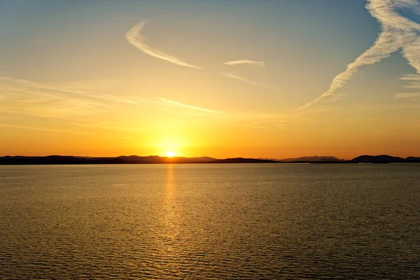 穏やかな海の島々の上の夕日 — ストック写真