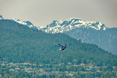 VANCOUVER, BRITISH COLUMBIA - 3 Mayıs 2023: Vancouver, Britanya Kolumbiyası 'nın hareketli bir batı kıyısı limanı, Kanada' nın en yoğun ve etnik çeşitliliğe sahip şehirleri arasındadır..