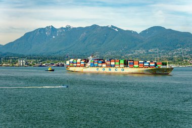 VANCOUVER, BRITISH COLUMBIA - 3 Mayıs 2023: Vancouver, Britanya Kolumbiyası 'nın hareketli bir batı kıyısı limanı, Kanada' nın en yoğun ve etnik çeşitliliğe sahip şehirleri arasındadır..