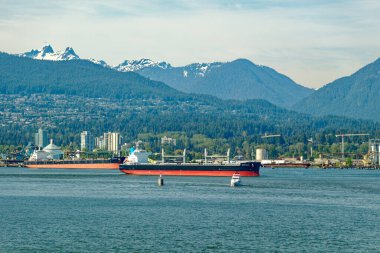 VANCOUVER, BRITISH COLUMBIA - 3 Mayıs 2023: Vancouver, Britanya Kolumbiyası 'nın hareketli bir batı kıyısı limanı, Kanada' nın en yoğun ve etnik çeşitliliğe sahip şehirleri arasındadır..