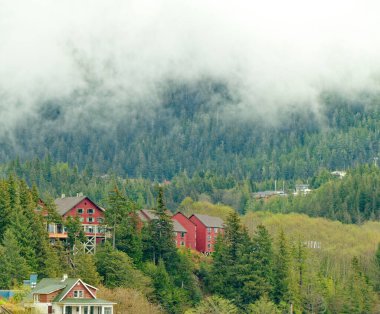 KETCHIKAN, ALASKA - 5 Mayıs 2023: Ketchikan Alaska 'nın en güneydoğu kentidir ve nüfusu 8000' dir. Gezici gemiler Ketchikan 'a bir milyondan fazla ziyaretçi getirmek için 500' den fazla durakta durdular..