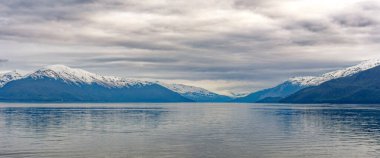 Juneau yakınlarındaki Alaska 'nın iç geçidi boyunca uzanan karlı dağlar.