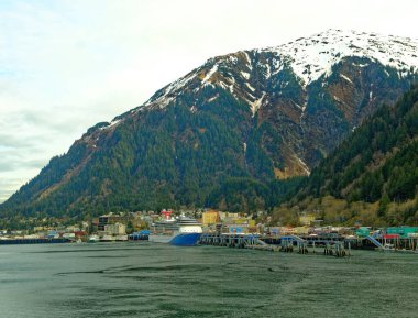 JUNEAU, ALASKA - 6 Mayıs 2023: Juneau şehri Alaska 'nın başkentidir. Haziran ayı nüfusu Mayıs ve Eylül ayları arasında yolcu gemilerinden kabaca 6 bin kişi kadar artabilir..