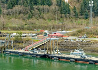 JUNEAU, ALASKA - 6 Mayıs 2023: Juneau şehri Alaska 'nın başkentidir. Haziran ayı nüfusu Mayıs ve Eylül ayları arasında yolcu gemilerinden kabaca 6 bin kişi kadar artabilir..