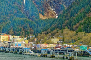 JUNEAU, ALASKA - 6 Mayıs 2023: Juneau şehri Alaska 'nın başkentidir. Haziran ayı nüfusu Mayıs ve Eylül ayları arasında yolcu gemilerinden kabaca 6 bin kişi kadar artabilir..