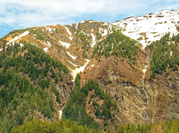 Juneau, Alaska yakınlarındaki dağlarda kar yağıyor.