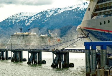 JUNEAU, ALASKA - 6 Mayıs 2023: Juneau şehri Alaska 'nın başkentidir. Haziran ayı nüfusu Mayıs ve Eylül ayları arasında yolcu gemilerinden kabaca 6 bin kişi kadar artabilir..