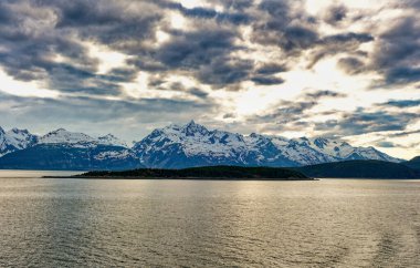 Skagway, Alaska yakınlarındaki Buz Gölü 'nün ötesindeki Karlı Dağlar