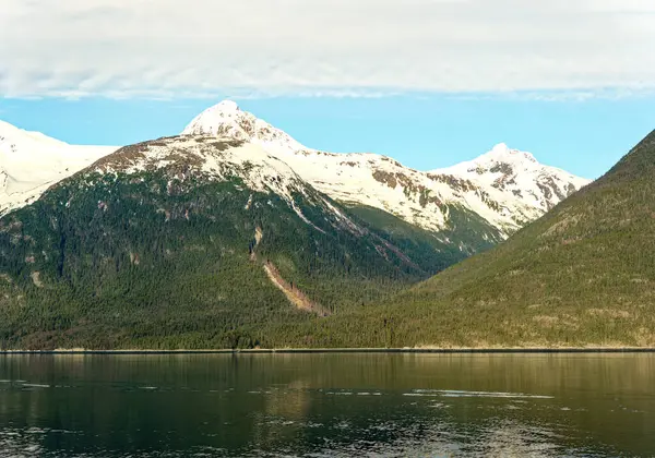 Montagnes Enneigées Delà Lac Icy Près Skagway Alaska — Photo