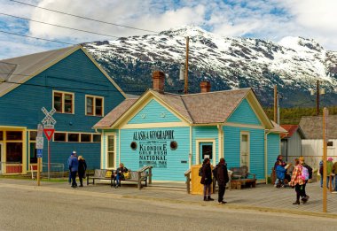 SKAGway, ALASKA - 7 Mayıs 2023 Skagway, Alaska 'da tam zamanlı nüfusu 1.000 kişi olan bir ilçedir. Yaz boyunca, yolcu gemileri 900 binden fazla ziyaretçi çekiyor..