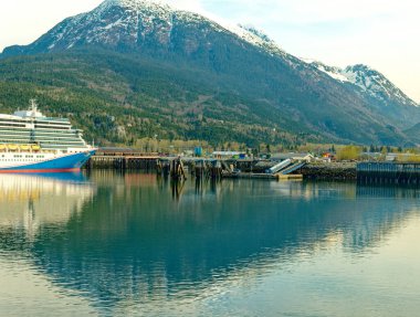 SKAGway, ALASKA - 7 Mayıs 2023 Skagway, Alaska 'da tam zamanlı nüfusu 1.000 kişi olan bir ilçedir. Yaz boyunca, yolcu gemileri 900 binden fazla ziyaretçi çekiyor..