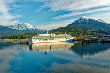 SKAGway, ALASKA - 7 Mayıs 2023 Skagway, Alaska 'da tam zamanlı nüfusu 1.000 kişi olan bir ilçedir. Yaz boyunca, yolcu gemileri 900 binden fazla ziyaretçi çekiyor..