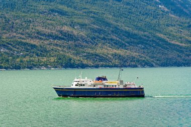 SKAGway, ALASKA - 7 Mayıs 2023 Skagway, Alaska 'da tam zamanlı nüfusu 1.000 kişi olan bir ilçedir. Yaz boyunca, yolcu gemileri 900 binden fazla ziyaretçi çekiyor..