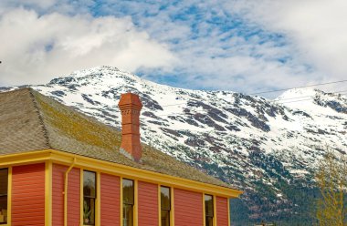 SKAGway, ALASKA - 7 Mayıs 2023 Skagway, Alaska 'da tam zamanlı nüfusu 1.000 kişi olan bir ilçedir. Yaz boyunca, yolcu gemileri 900 binden fazla ziyaretçi çekiyor..