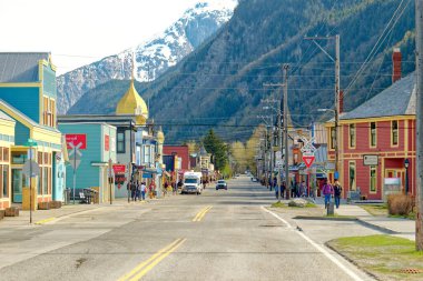SKAGway, ALASKA - 7 Mayıs 2023 Skagway, Alaska 'da tam zamanlı nüfusu 1.000 kişi olan bir ilçedir. Yaz boyunca, yolcu gemileri 900 binden fazla ziyaretçi çekiyor..