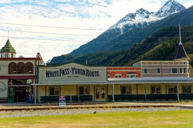 SKAGway, ALASKA - 7 Mayıs 2023 Skagway, Alaska 'da tam zamanlı nüfusu 1.000 kişi olan bir ilçedir. Yaz boyunca, yolcu gemileri 900 binden fazla ziyaretçi çekiyor..