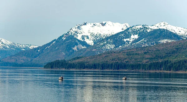 Bálna Nézi Csónakok Alatt Mountians Jeges Szoros Alaszka — Stock Fotó