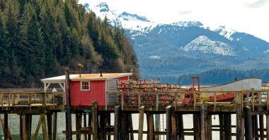 ICY STRAIT, ALASKA - 9 Mayıs 2023: Buzlu Boğaz, Alaska 'nın güneydoğusundaki Alexander Takımadası' nda bir boğazdır. Yakındaki yolcu gemisinin varış yeri Icy Boğazı Noktası 'na atıfta bulunuldu..