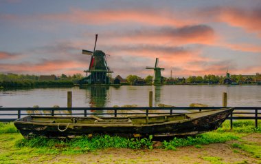AMSTERDAM, NETHERLANDS - 24 Ağustos 2023: Amsterdam, sanatsal mirası, ayrıntılı kanal sistemi ve dar cepheli evleri ile bilinen Hollanda başkentidir..