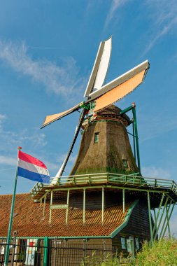 AMSTERDAM, NETHERLANDS - 24 Ağustos 2023: Amsterdam, sanatsal mirası, ayrıntılı kanal sistemi ve dar cepheli evleri ile bilinen Hollanda başkentidir..