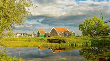 AMSTERDAM, NETHERLANDS - 24 Ağustos 2023: Amsterdam, sanatsal mirası, ayrıntılı kanal sistemi ve dar cepheli evleri ile bilinen Hollanda başkentidir..