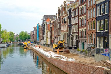 AMSTERDAM, NETHERLANDS - 24 Ağustos 2023: Amsterdam, sanatsal mirası, ayrıntılı kanal sistemi ve dar cepheli evleri ile bilinen Hollanda başkentidir..