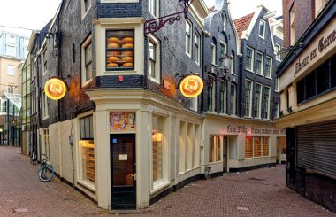 AMSTERDAM, NETHERLANDS - 24 Ağustos 2023: Amsterdam, sanatsal mirası, ayrıntılı kanal sistemi ve dar cepheli evleri ile bilinen Hollanda başkentidir..