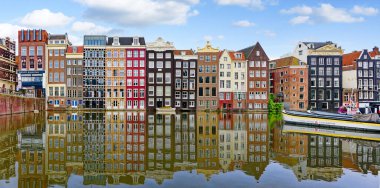 AMSTERDAM, NETHERLANDS - 24 Ağustos 2023: Amsterdam, sanatsal mirası, ayrıntılı kanal sistemi ve dar cepheli evleri ile bilinen Hollanda başkentidir..