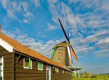 AMSTERDAM, NETHERLANDS - 24 Ağustos 2023: Amsterdam, sanatsal mirası, ayrıntılı kanal sistemi ve dar cepheli evleri ile bilinen Hollanda başkentidir..