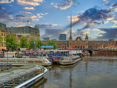 AMSTERDAM, NETHERLANDS - 24 Ağustos 2023: Amsterdam, sanatsal mirası, ayrıntılı kanal sistemi ve dar cepheli evleri ile bilinen Hollanda başkentidir..