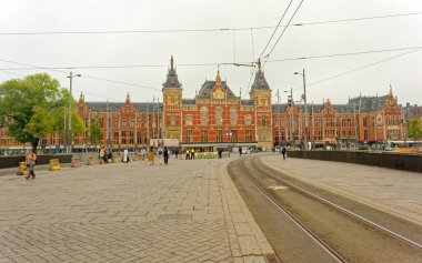 AMSTERDAM, NETHERLANDS - 24 Ağustos 2023: Amsterdam, sanatsal mirası, ayrıntılı kanal sistemi ve dar cepheli evleri ile bilinen Hollanda başkentidir..