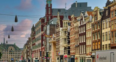 AMSTERDAM, NETHERLANDS - 24 Ağustos 2023: Amsterdam, sanatsal mirası, ayrıntılı kanal sistemi ve dar cepheli evleri ile bilinen Hollanda başkentidir..