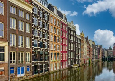 AMSTERDAM, NETHERLANDS - 24 Ağustos 2023: Amsterdam, sanatsal mirası, ayrıntılı kanal sistemi ve dar cepheli evleri ile bilinen Hollanda başkentidir..