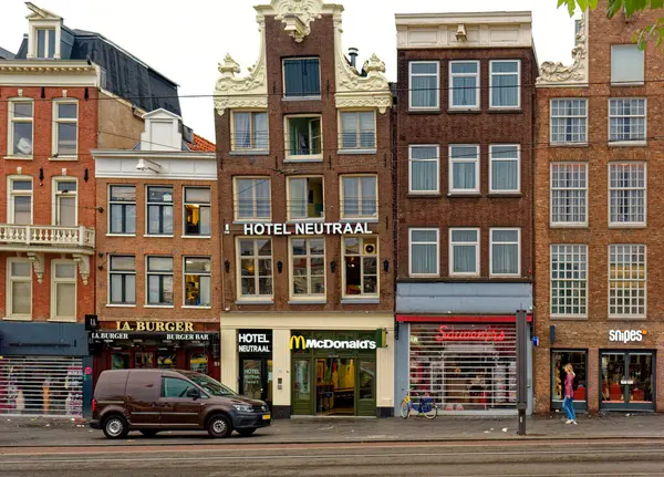 アムステルダム Netherlands 2023年8月24日 アムステルダムはオランダの首都であり その芸術的遺産 精巧な運河システム ガビルドのファサードを持つ狭い家で知られています — ストック写真