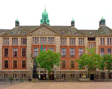 AMSTERDAM, NETHERLANDS - 24 Ağustos 2023: Amsterdam, sanatsal mirası, ayrıntılı kanal sistemi ve dar cepheli evleri ile bilinen Hollanda başkentidir..