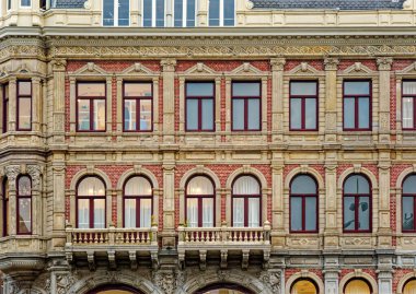 AMSTERDAM, NETHERLANDS - 24 Ağustos 2023: Amsterdam, sanatsal mirası, ayrıntılı kanal sistemi ve dar cepheli evleri ile bilinen Hollanda başkentidir..