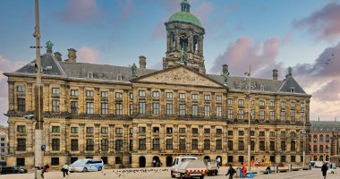 AMSTERDAM, NETHERLANDS - 24 Ağustos 2023: Amsterdam, sanatsal mirası, ayrıntılı kanal sistemi ve dar cepheli evleri ile bilinen Hollanda başkentidir..