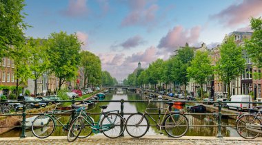 AMSTERDAM, NETHERLANDS - 24 Ağustos 2023: Amsterdam, sanatsal mirası, ayrıntılı kanal sistemi ve dar cepheli evleri ile bilinen Hollanda başkentidir..