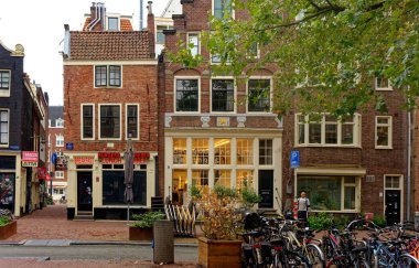 AMSTERDAM, NETHERLANDS - 24 Ağustos 2023: Amsterdam, sanatsal mirası, ayrıntılı kanal sistemi ve dar cepheli evleri ile bilinen Hollanda başkentidir..