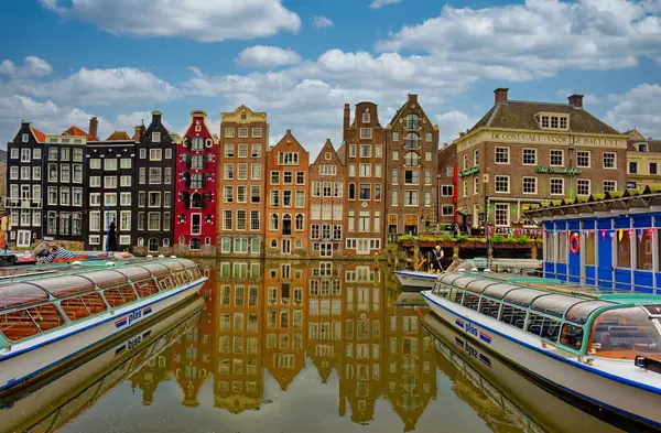 AMSTERDAM, NETHERLANDS - 24 Ağustos 2023: Amsterdam, sanatsal mirası, ayrıntılı kanal sistemi ve dar cepheli evleri ile bilinen Hollanda başkentidir..