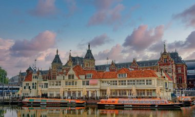 AMSTERDAM, NETHERLANDS - 24 Ağustos 2023: Amsterdam, sanatsal mirası, ayrıntılı kanal sistemi ve dar cepheli evleri ile bilinen Hollanda başkentidir..