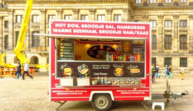 AMSTERDAM, NETHERLANDS - 24 Ağustos 2023: Amsterdam, sanatsal mirası, ayrıntılı kanal sistemi ve dar cepheli evleri ile bilinen Hollanda başkentidir..