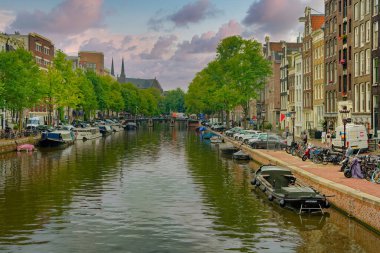 AMSTERDAM, NETHERLANDS - 24 Ağustos 2023: Amsterdam, sanatsal mirası, ayrıntılı kanal sistemi ve dar cepheli evleri ile bilinen Hollanda başkentidir..