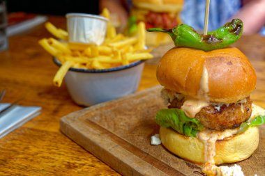 AMSTERDAM, NETHERLANDS - 24 Ağustos 2023: Amsterdam, sanatsal mirası, ayrıntılı kanal sistemi ve dar cepheli evleri ile bilinen Hollanda başkentidir..