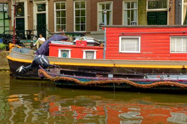 AMSTERDAM, NETHERLANDS - 24 Ağustos 2023: Amsterdam, sanatsal mirası, ayrıntılı kanal sistemi ve dar cepheli evleri ile bilinen Hollanda başkentidir..